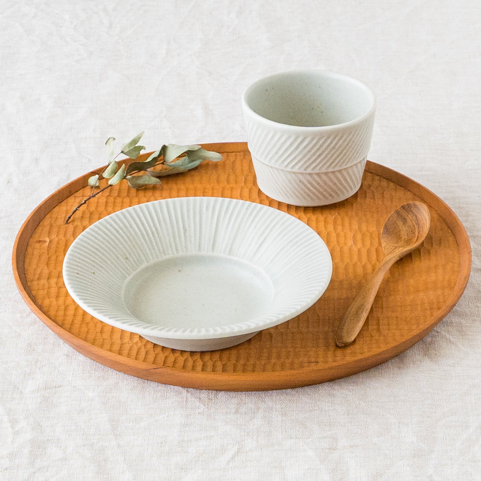 若菜綾子さんの矢羽根彫り蕎麦猪口白