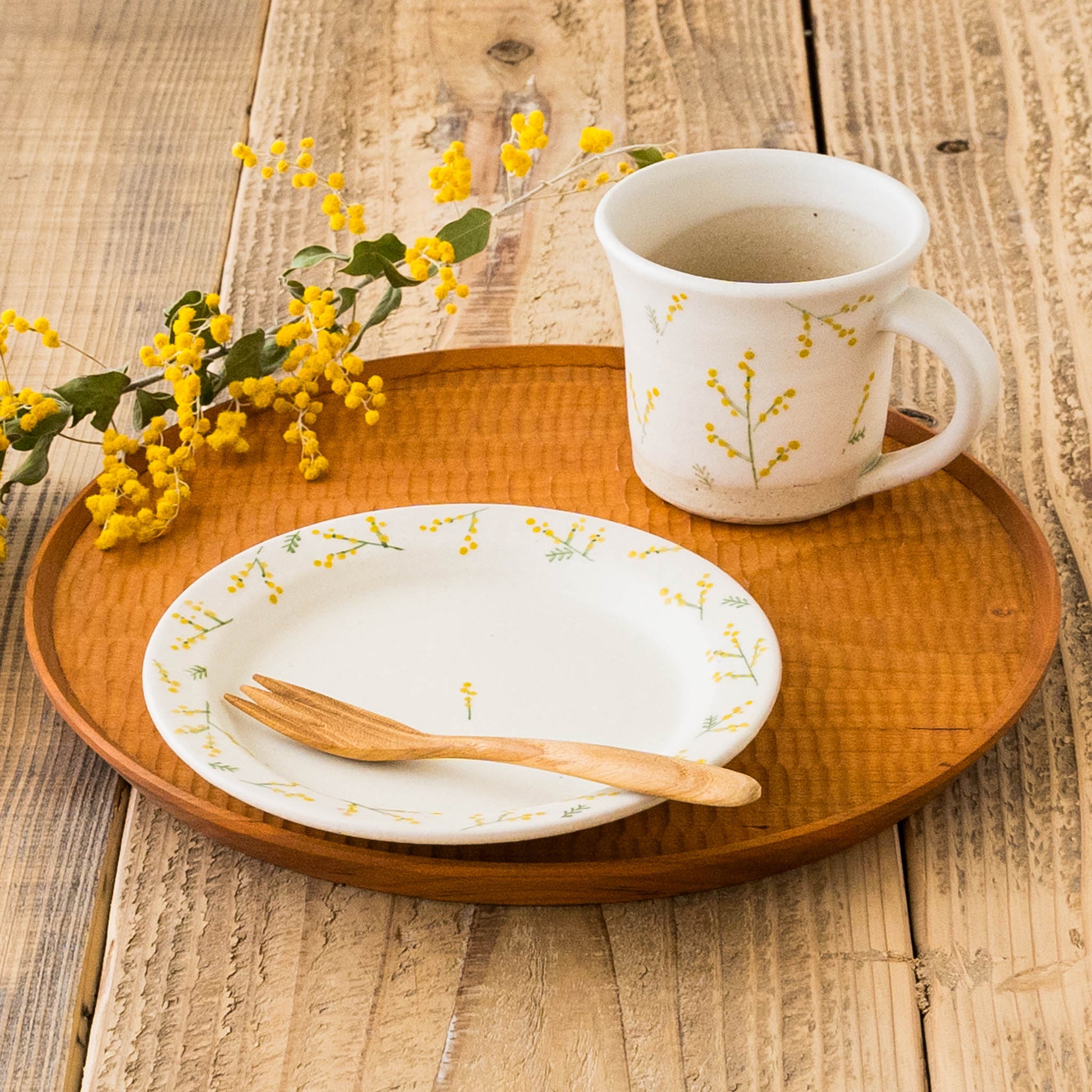 しののめ窯鈴木あかねさんのミモザのリム取り皿とマグ