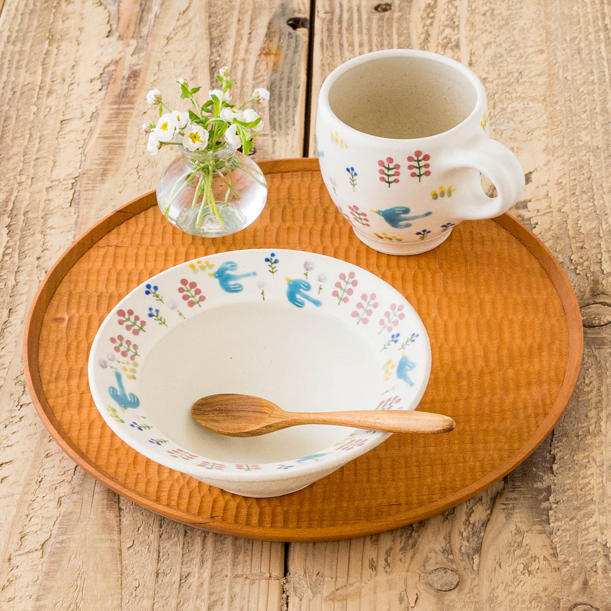 しののめ窯鈴木あかねさんのリム中鉢とマグ鳥と花
