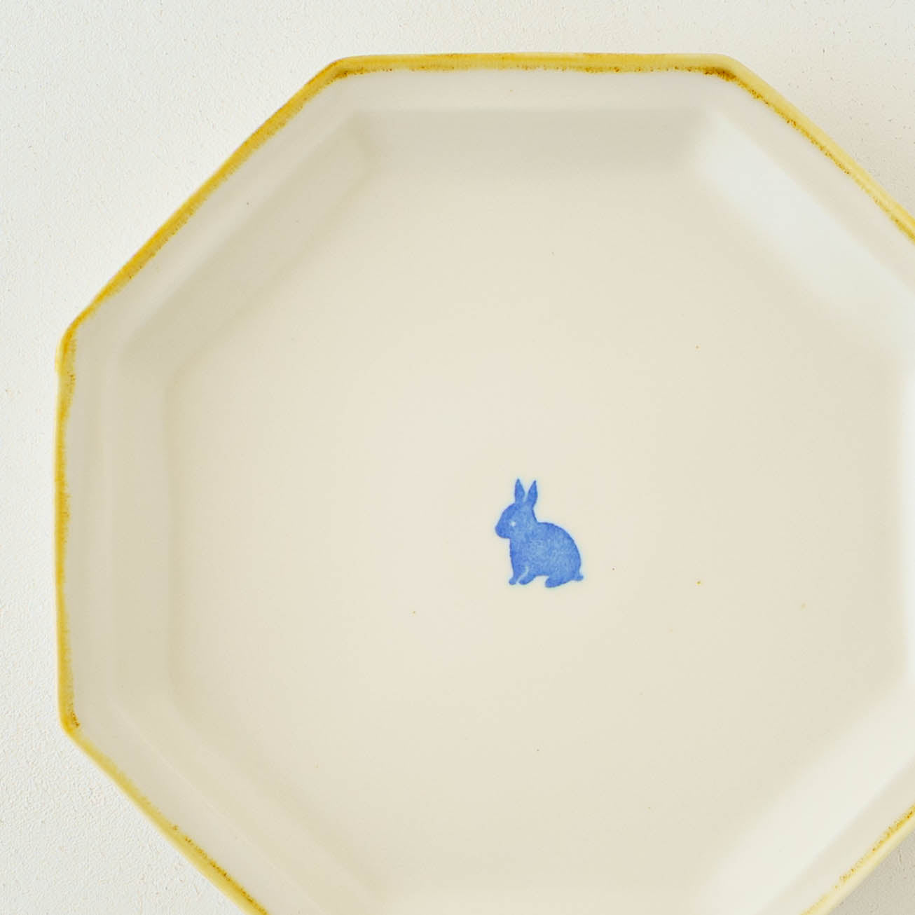 Large octagonal plate, rabbit design | Toshiyuki Haramura
