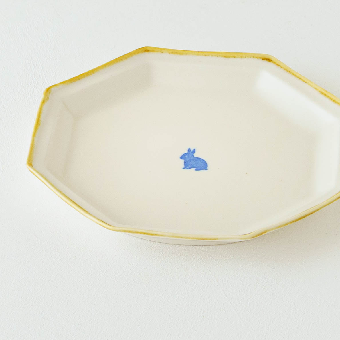 Large octagonal plate, rabbit design | Toshiyuki Haramura