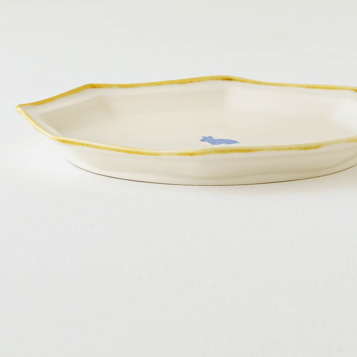 Large octagonal plate, rabbit design | Toshiyuki Haramura