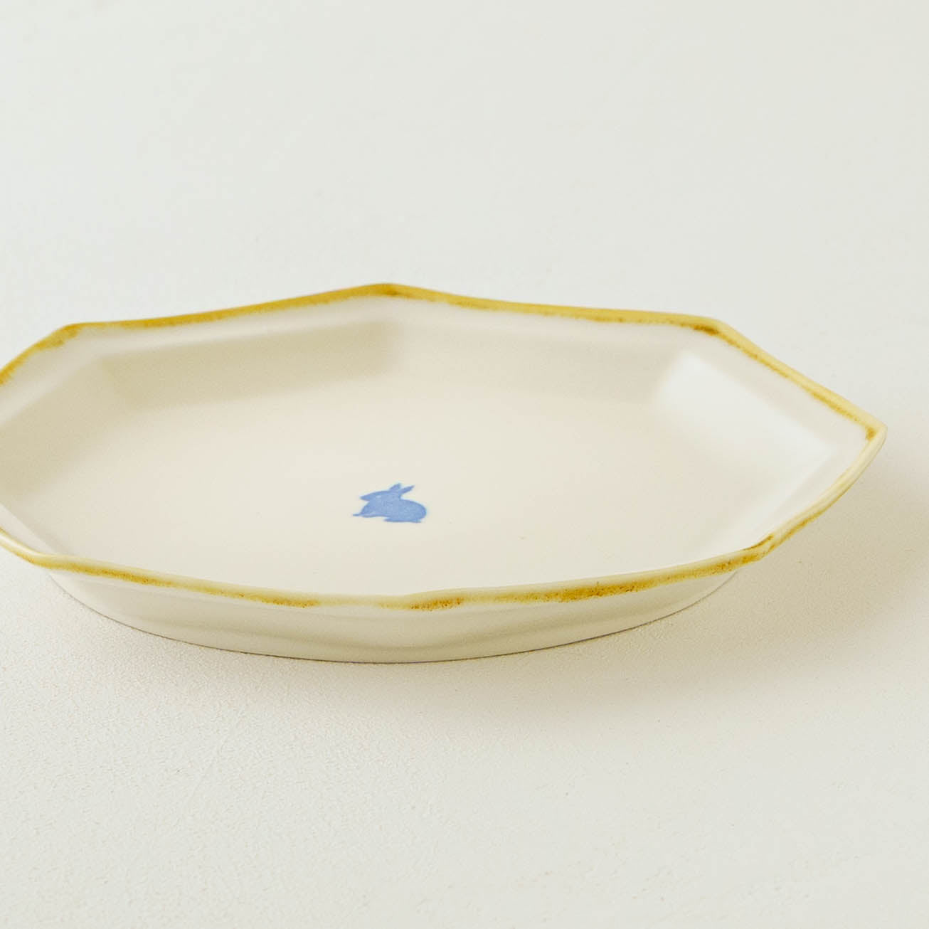 Large octagonal plate, rabbit design | Toshiyuki Haramura