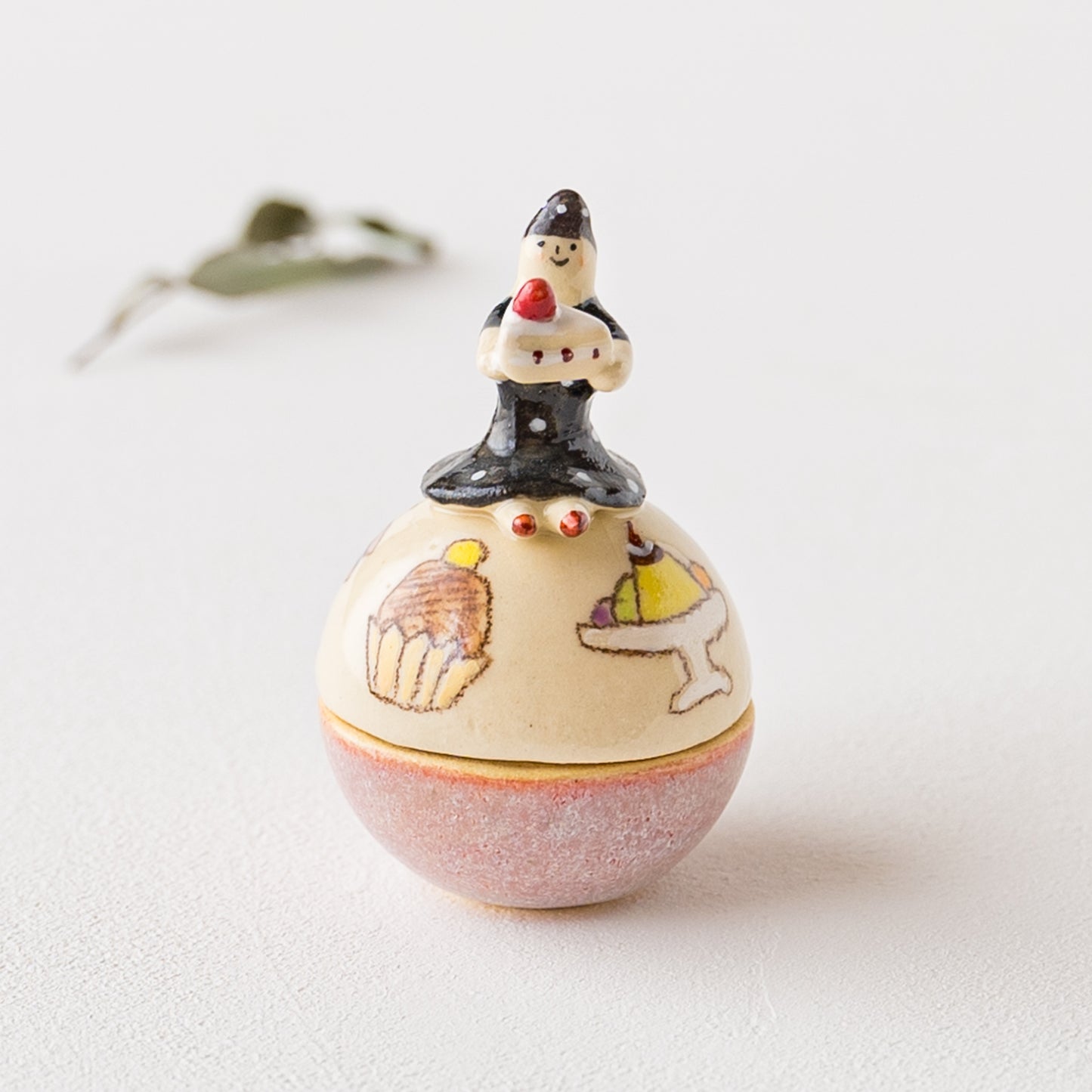 近藤佳寿子さんの少女の小物入れショートケーキ