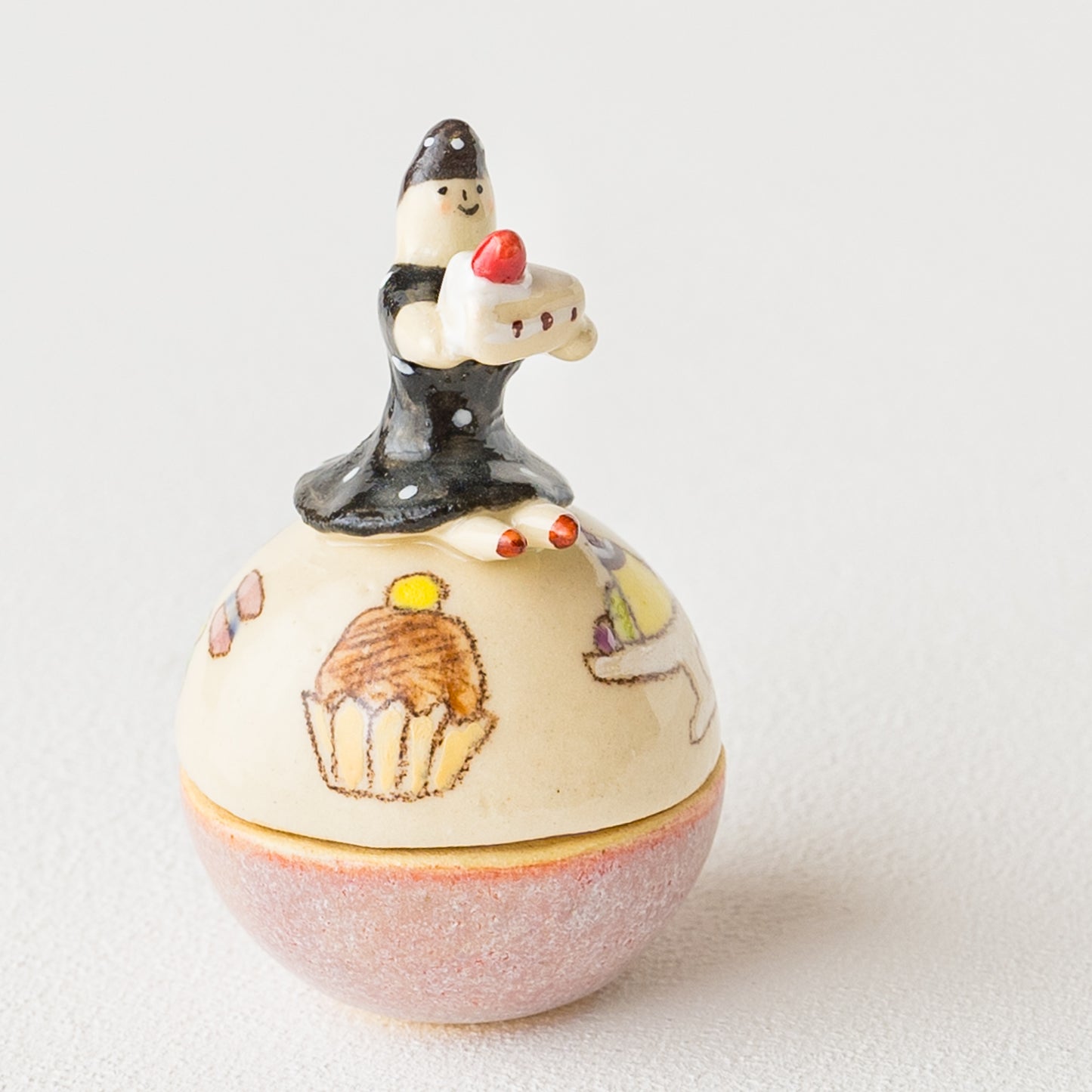 近藤佳寿子さんの少女の小物入れショートケーキ