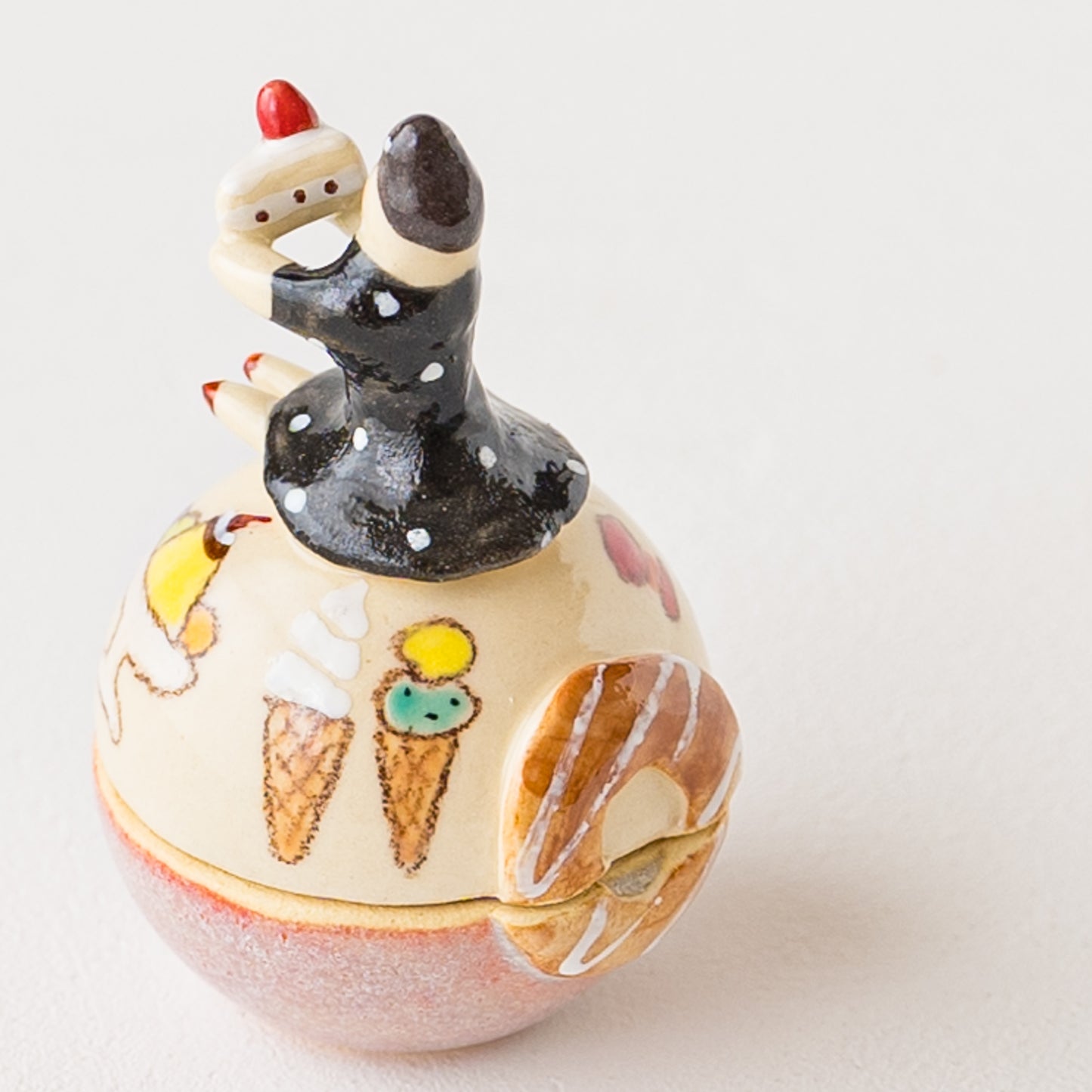 近藤佳寿子さんの少女の小物入れショートケーキ