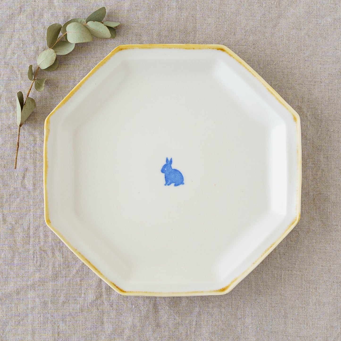 Large octagonal plate, rabbit design | Toshiyuki Haramura