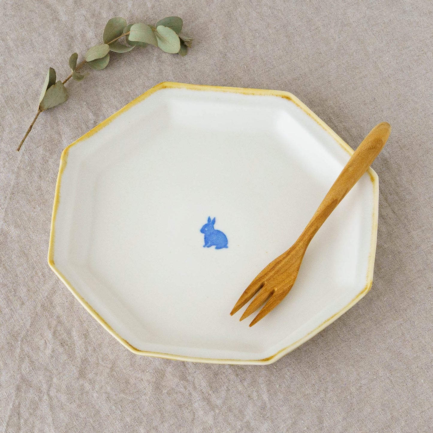 Large octagonal plate, rabbit design | Toshiyuki Haramura