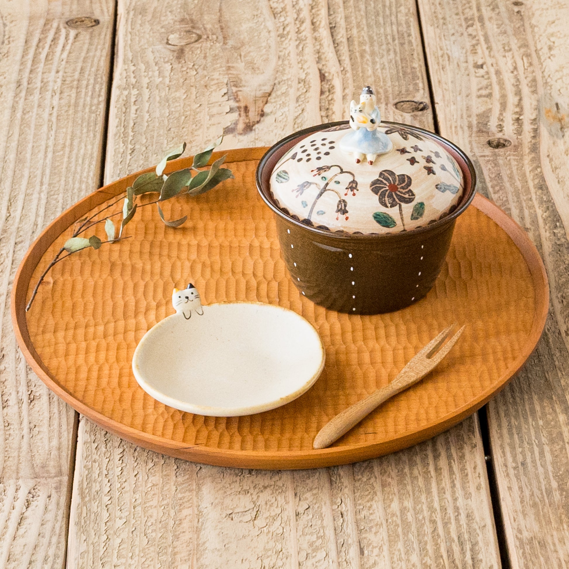近藤佳寿子さんの少女の蓋物と豆皿三毛猫