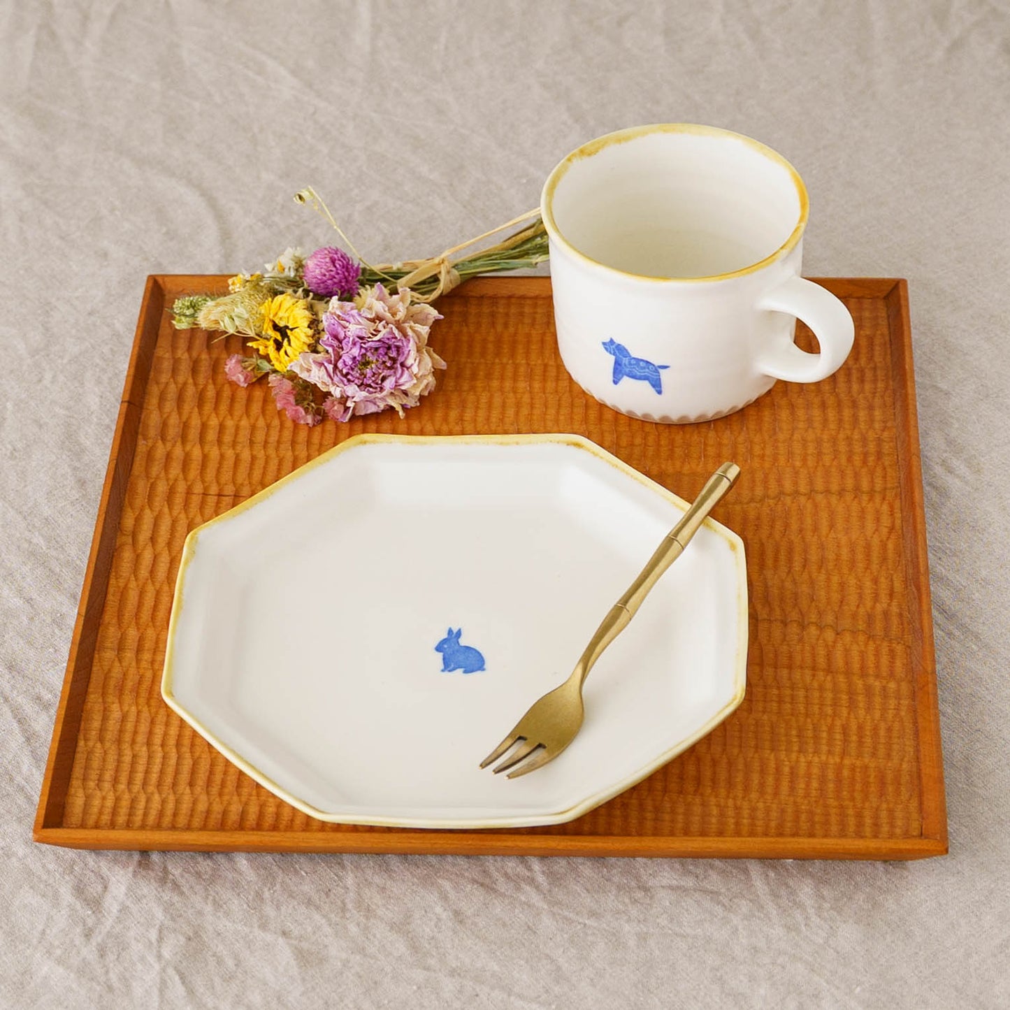 Large octagonal plate, rabbit design | Toshiyuki Haramura