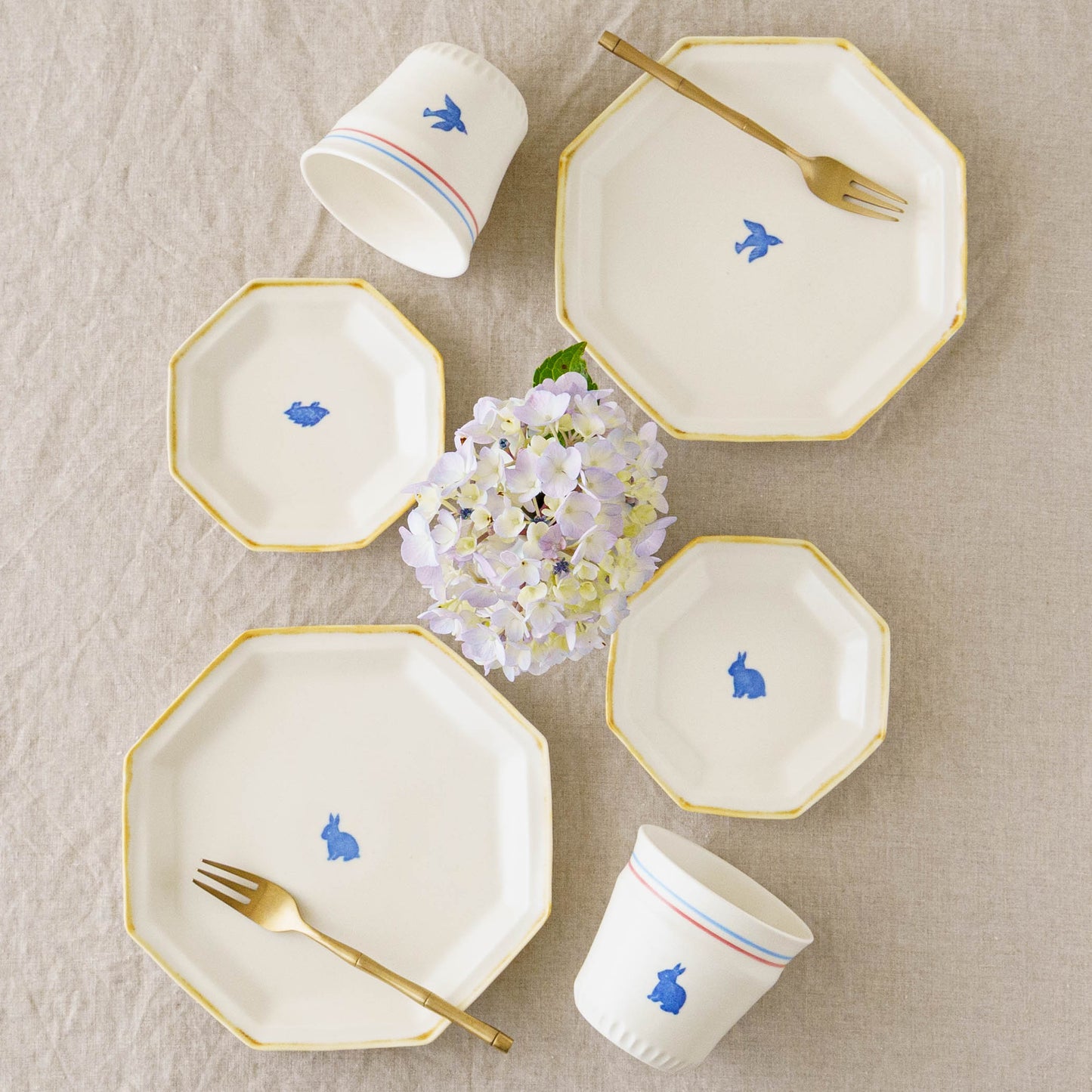 Large octagonal plate, rabbit design | Toshiyuki Haramura