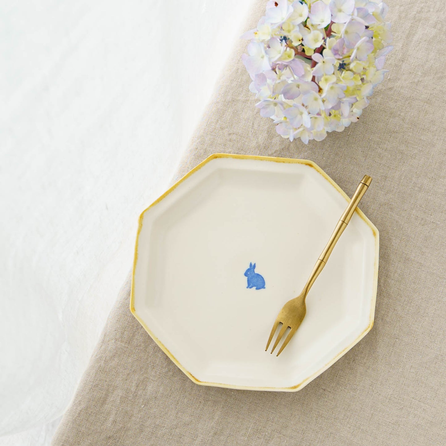 Large octagonal plate, rabbit design | Toshiyuki Haramura
