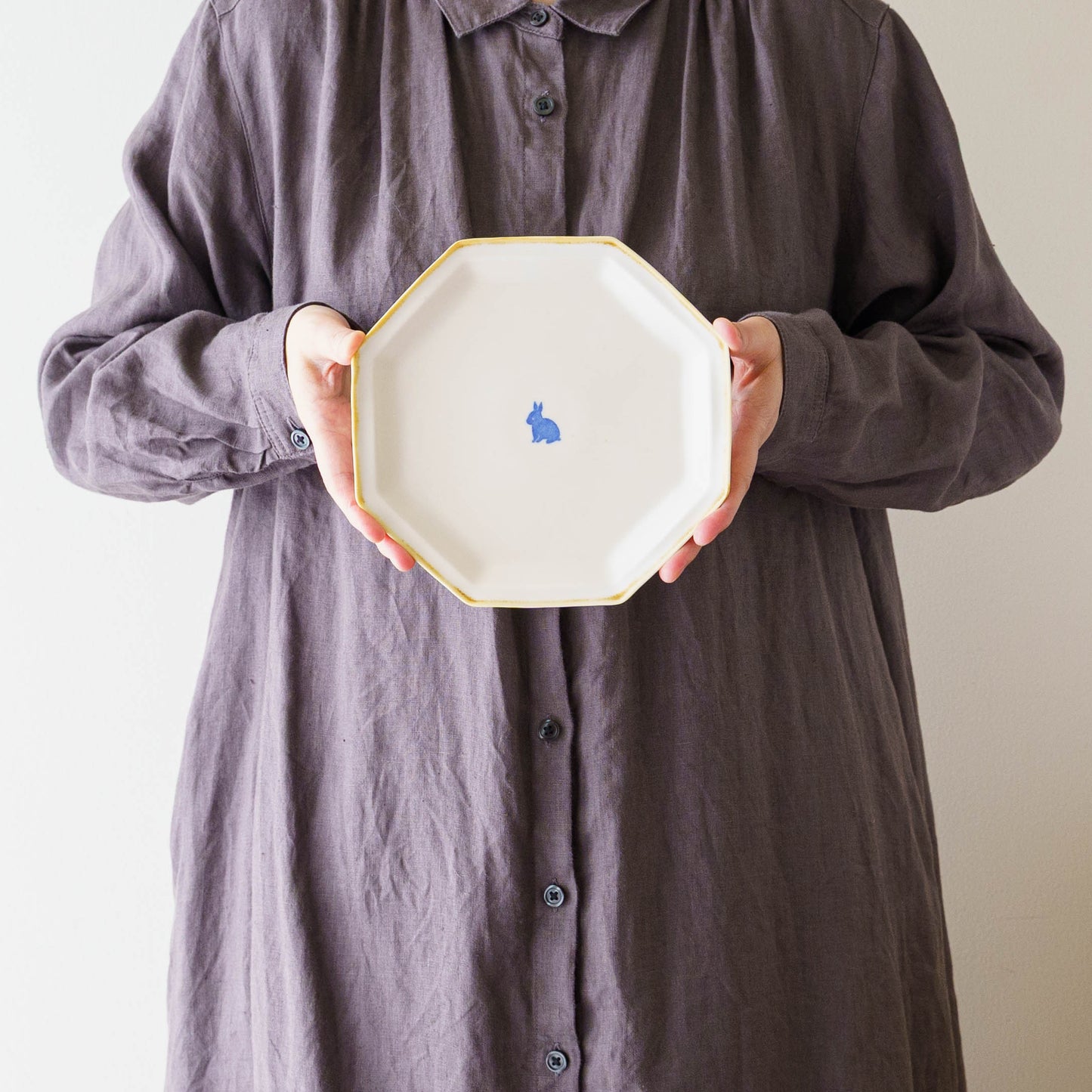 Large octagonal plate, rabbit design | Toshiyuki Haramura