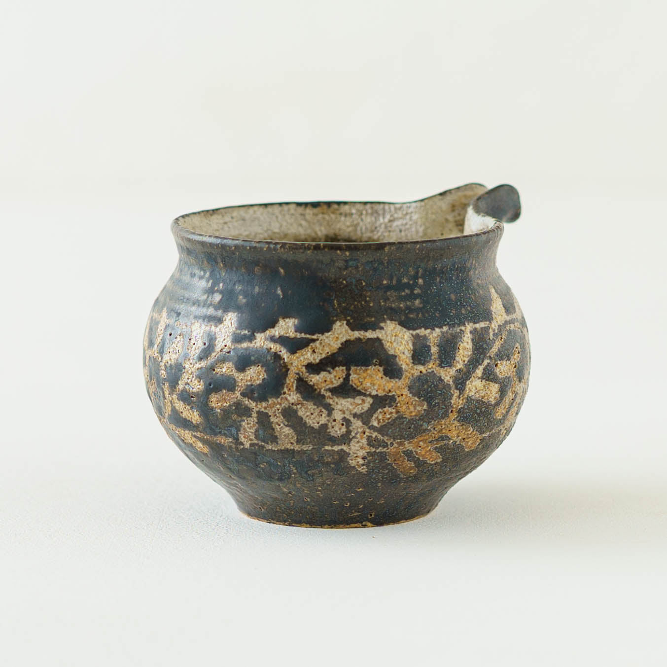 ロウ抜き片口　草花紋｜渡辺信史