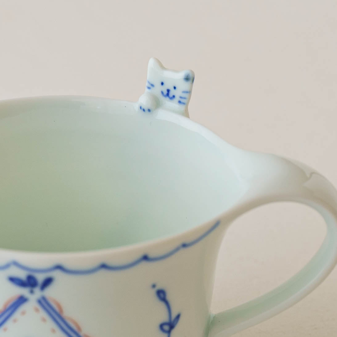 ねこがのぞくマグカップ　北欧ミトン柄｜染付窯屋　眞窯