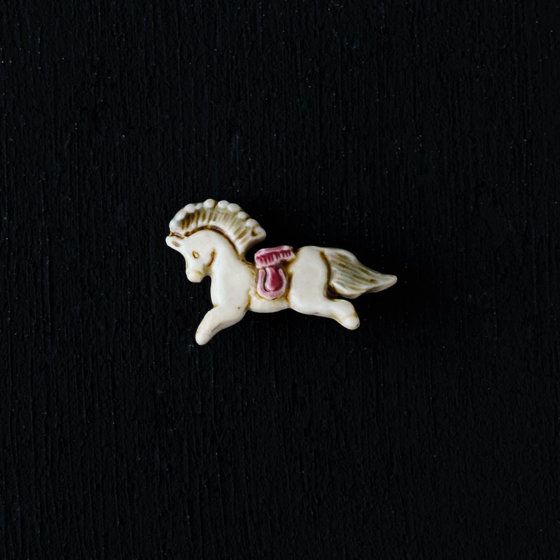 White wooden horse |  Minami Nonomura