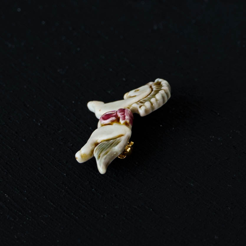 White wooden horse |  Minami Nonomura