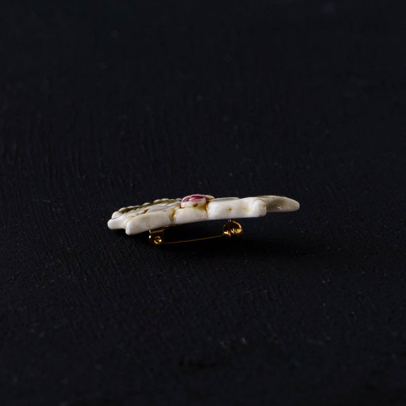 White wooden horse |  Minami Nonomura