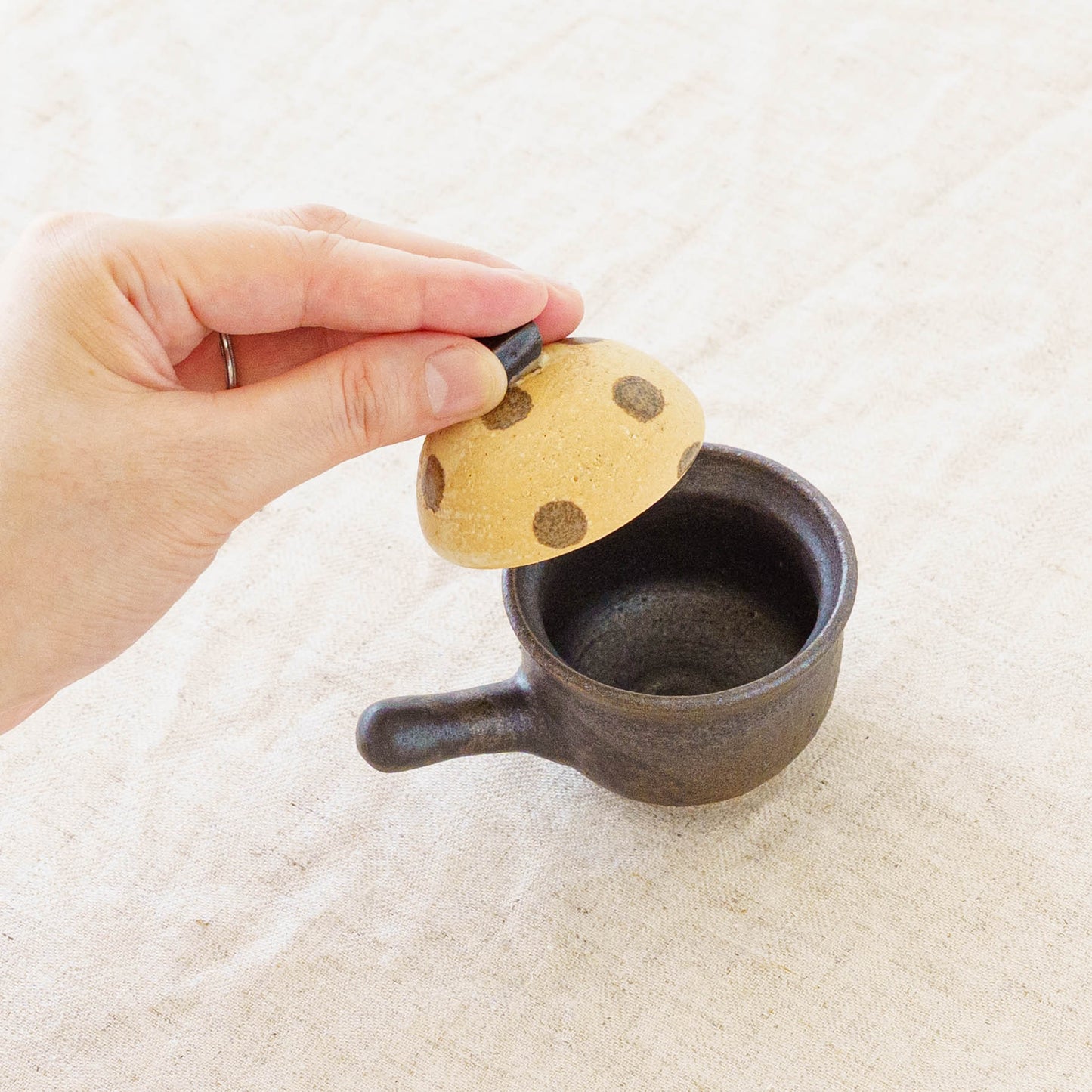 土鍋箸置き　ドット模様　薄茶 x こげ茶 x 錆色｜池本直子