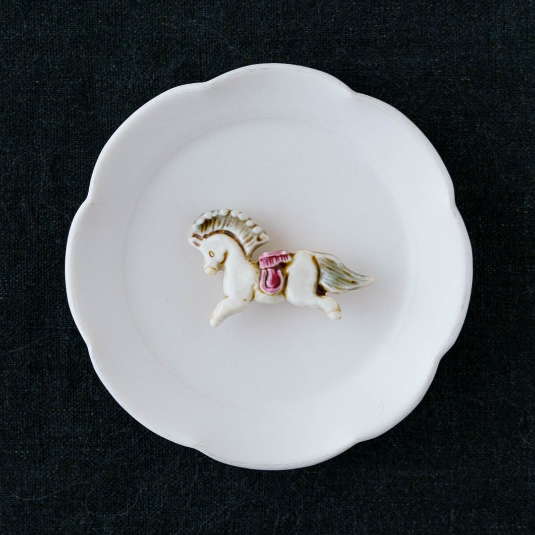 White wooden horse |  Minami Nonomura