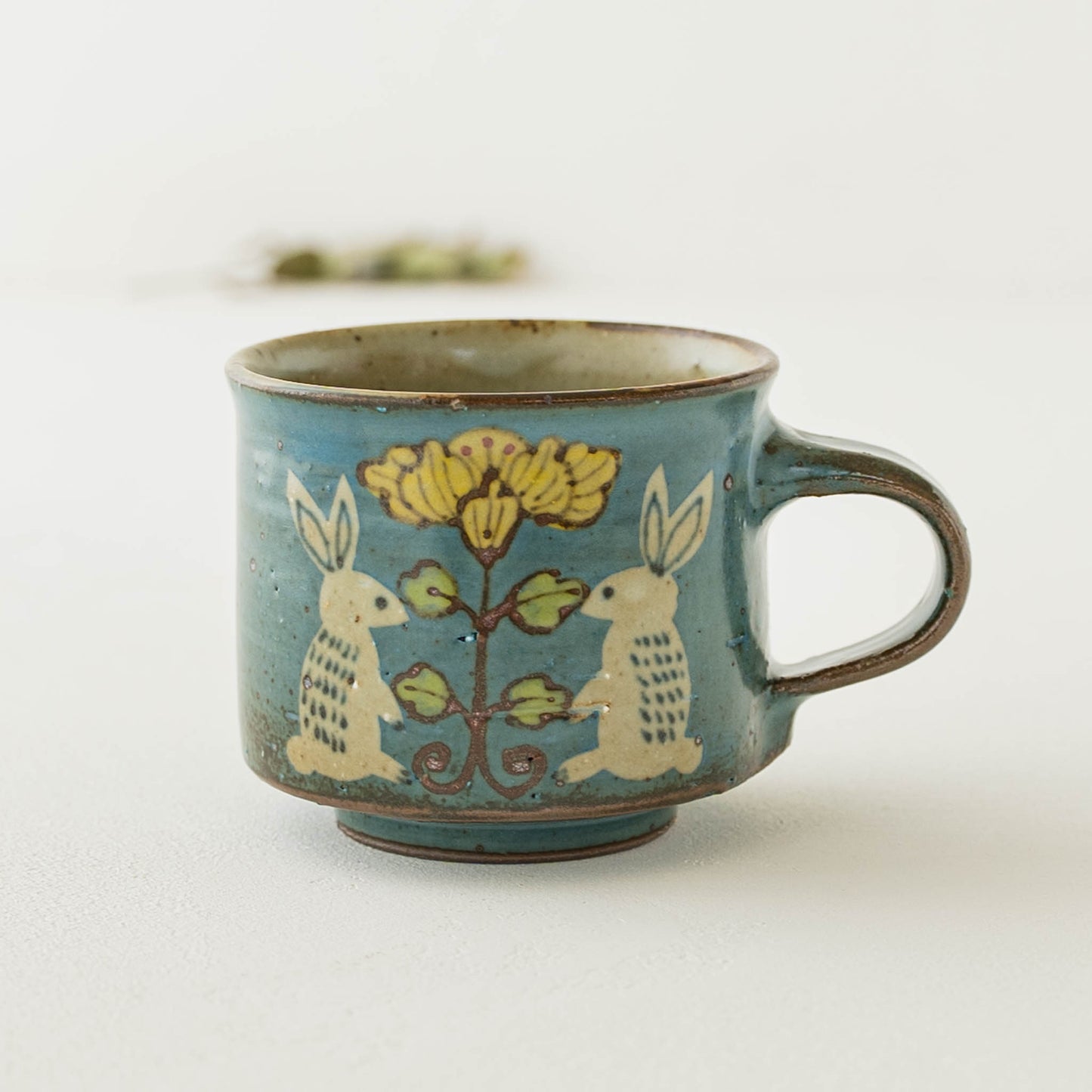 皐月窯さんの角コーヒーカップ中青花うさぎ