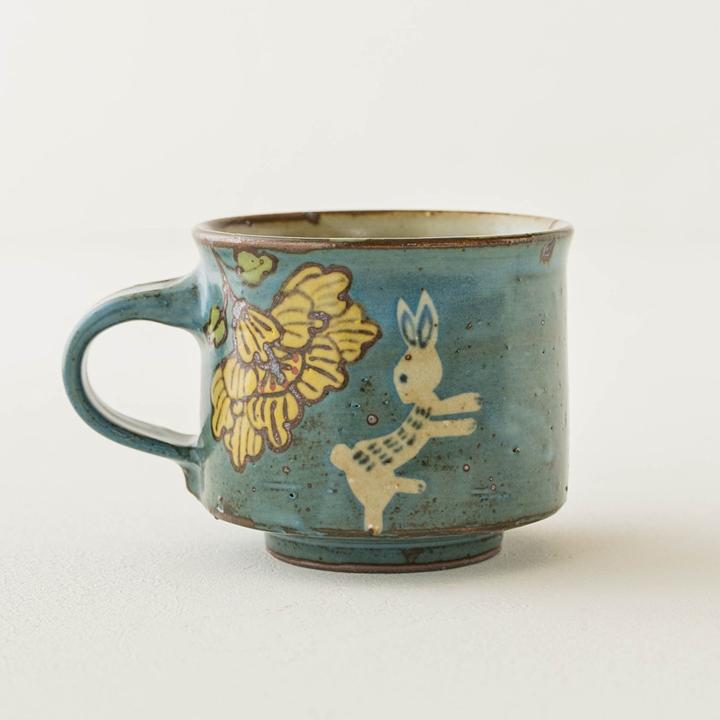 皐月窯さんの角コーヒーカップ中青花うさぎ
