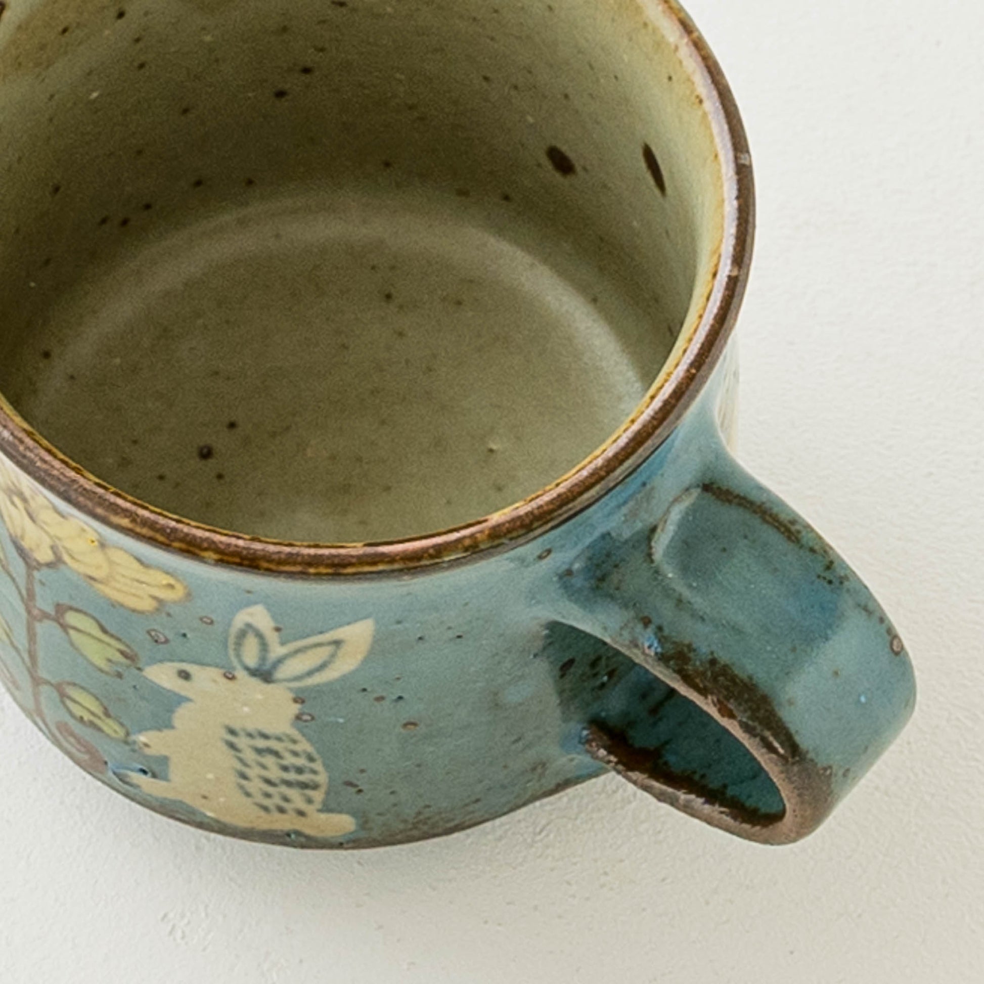 皐月窯さんの角コーヒーカップ中青花うさぎ