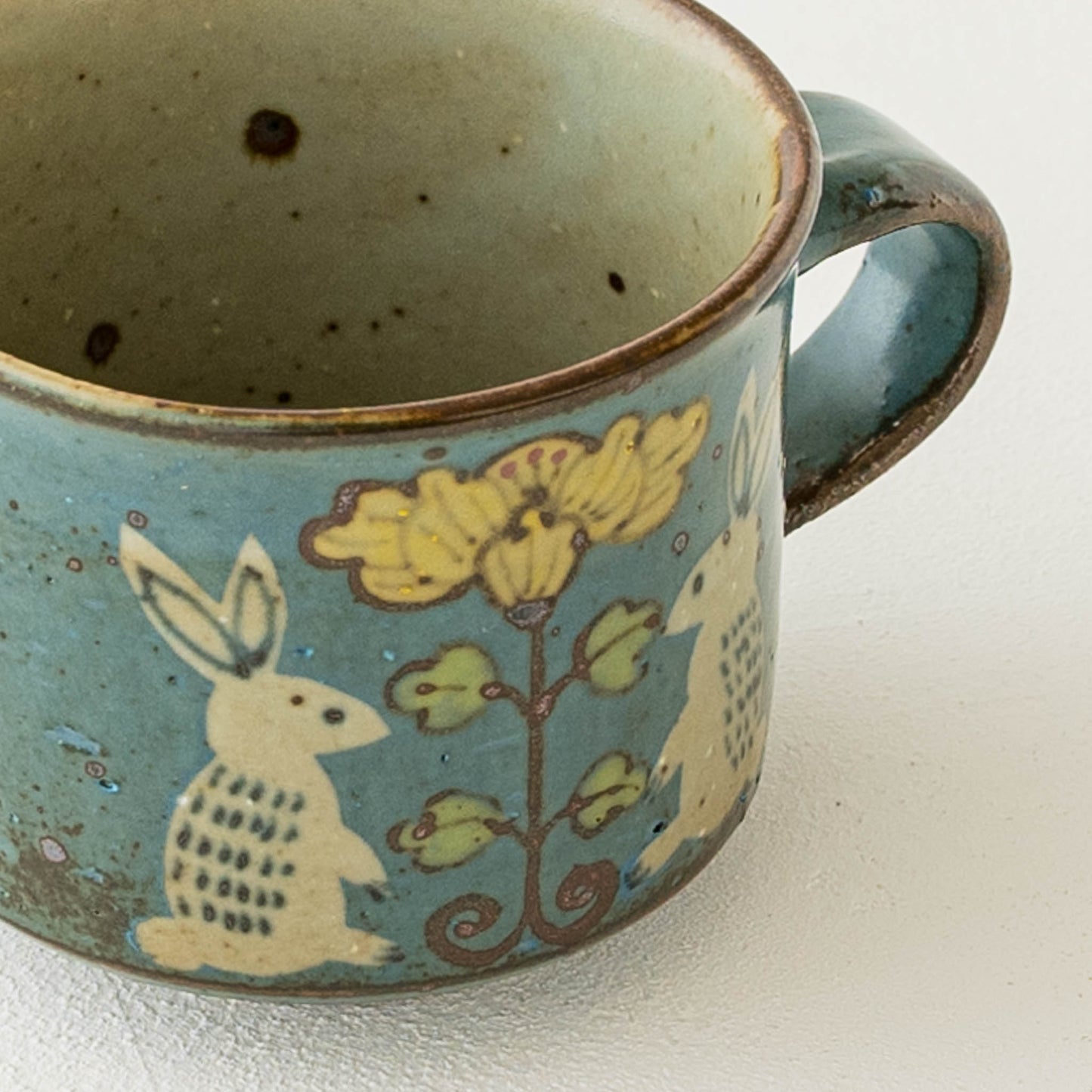 皐月窯さんの角コーヒーカップ中青花うさぎ