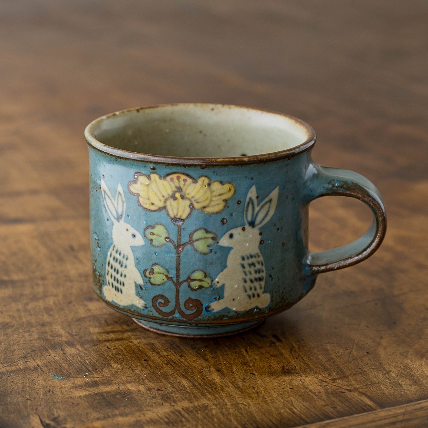 皐月窯さんの角コーヒーカップ中青花うさぎ