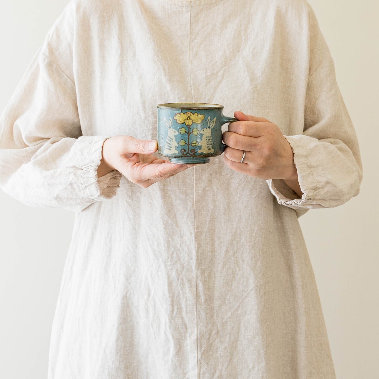 皐月窯さんの角コーヒーカップ中青花うさぎ