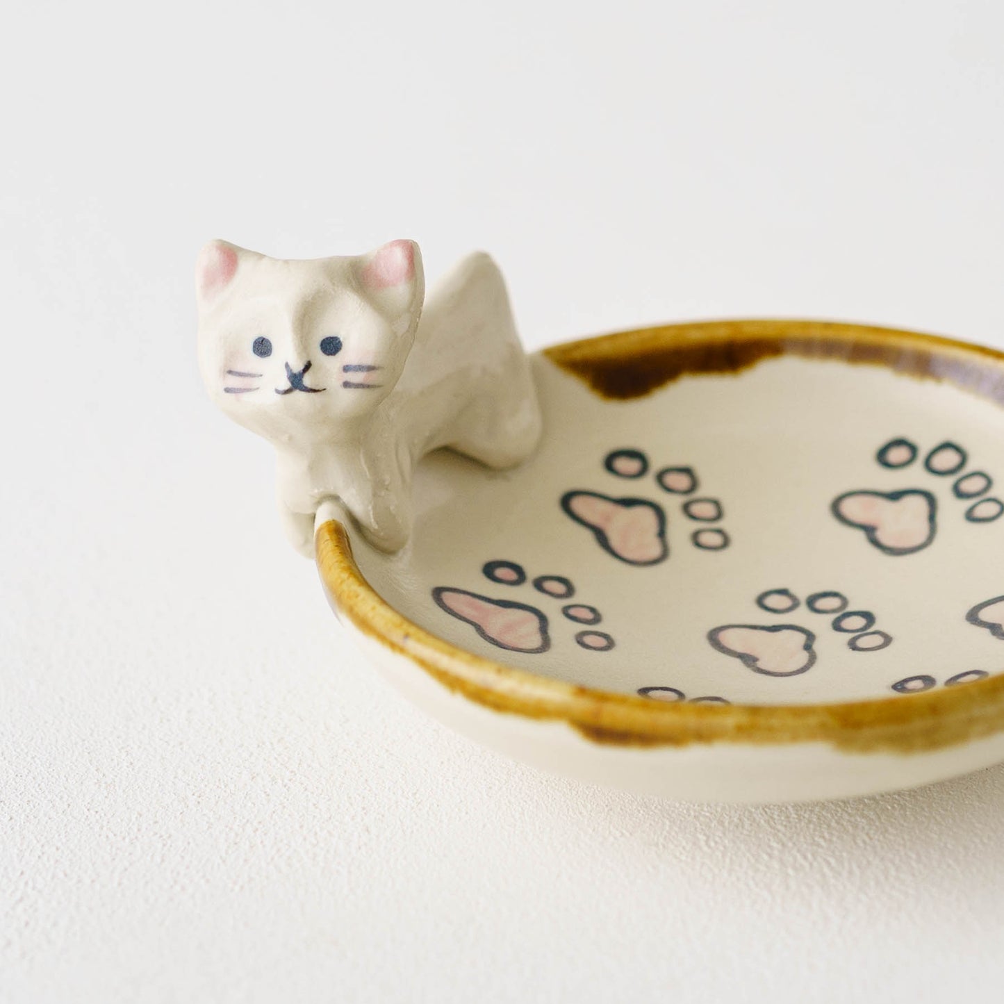 Cat x paw round plate｜Kei Kajita