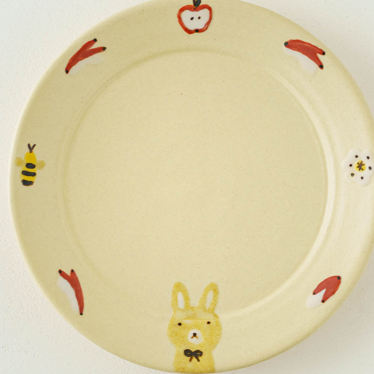 Rimmed round plate rabbitt |  Aki Ota