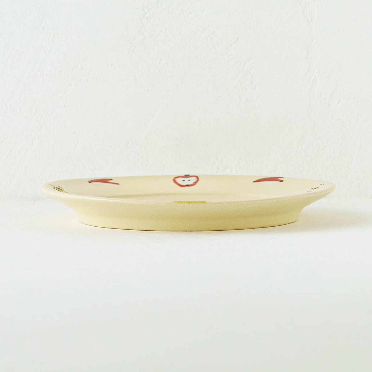 Rimmed round plate rabbitt |  Aki Ota
