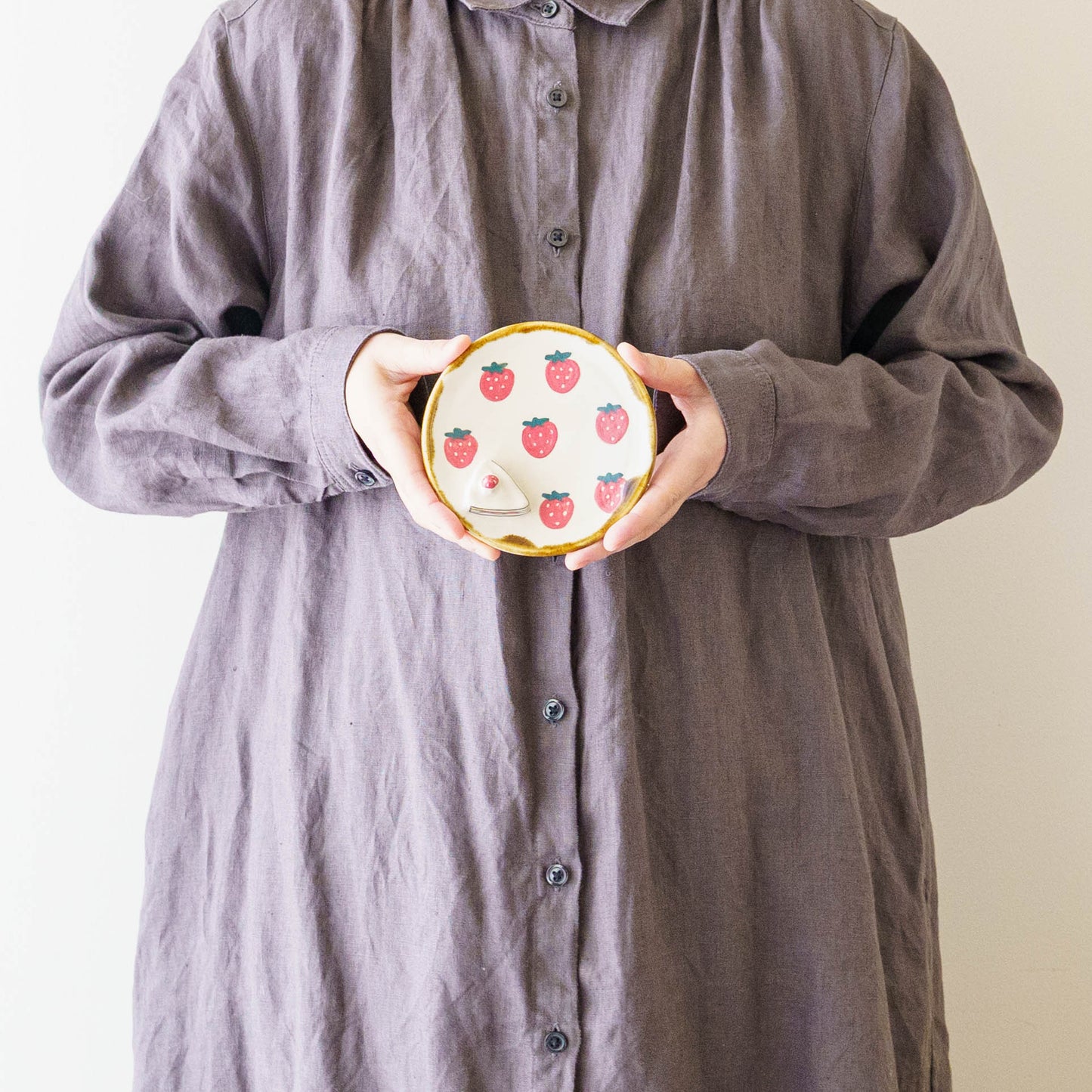 Strawberry round plate｜Kei Kajita