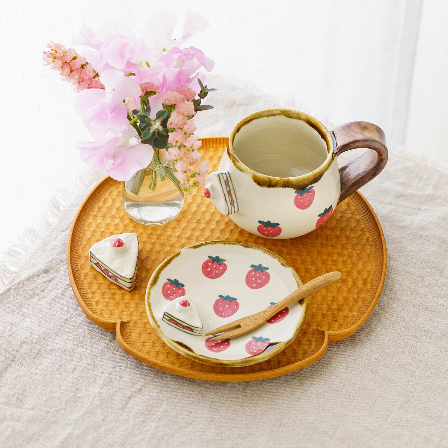 Strawberry round plate｜Kei Kajita