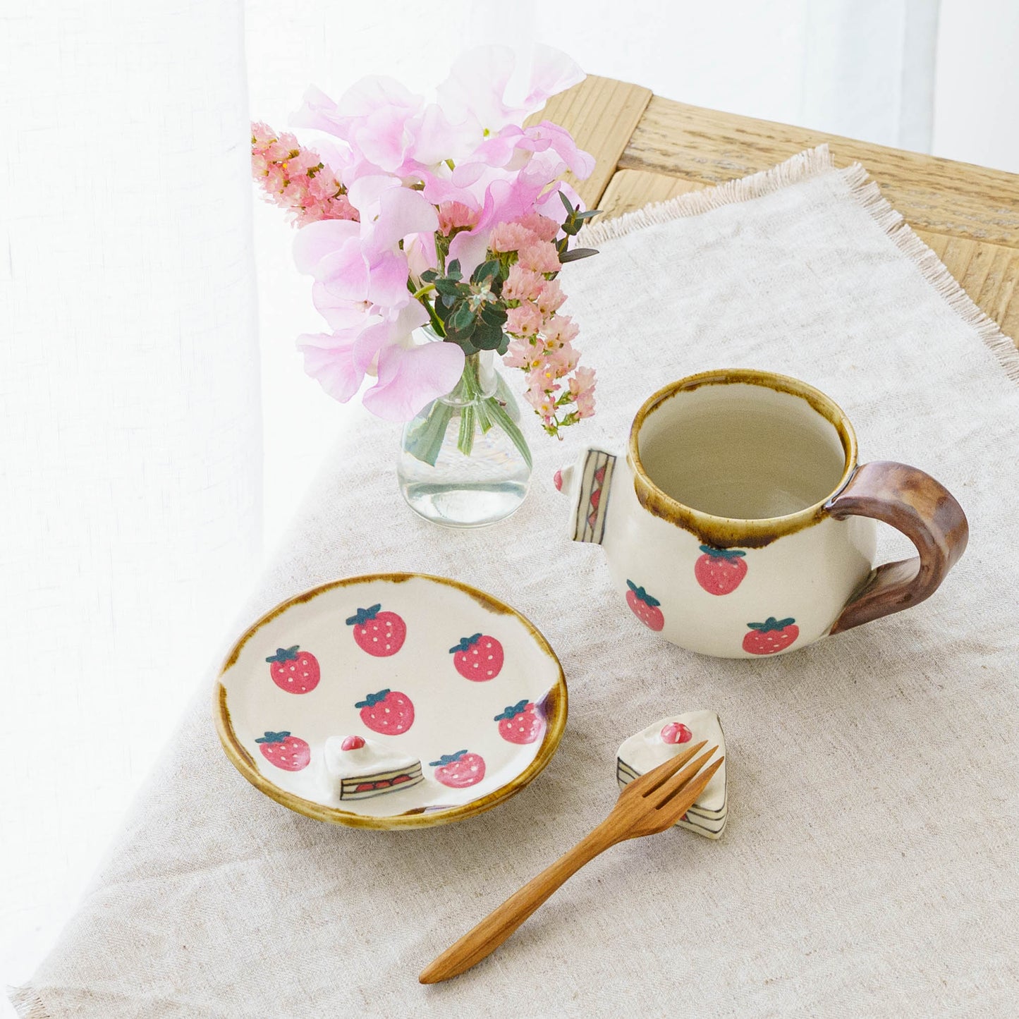 Strawberry round plate｜Kei Kajita