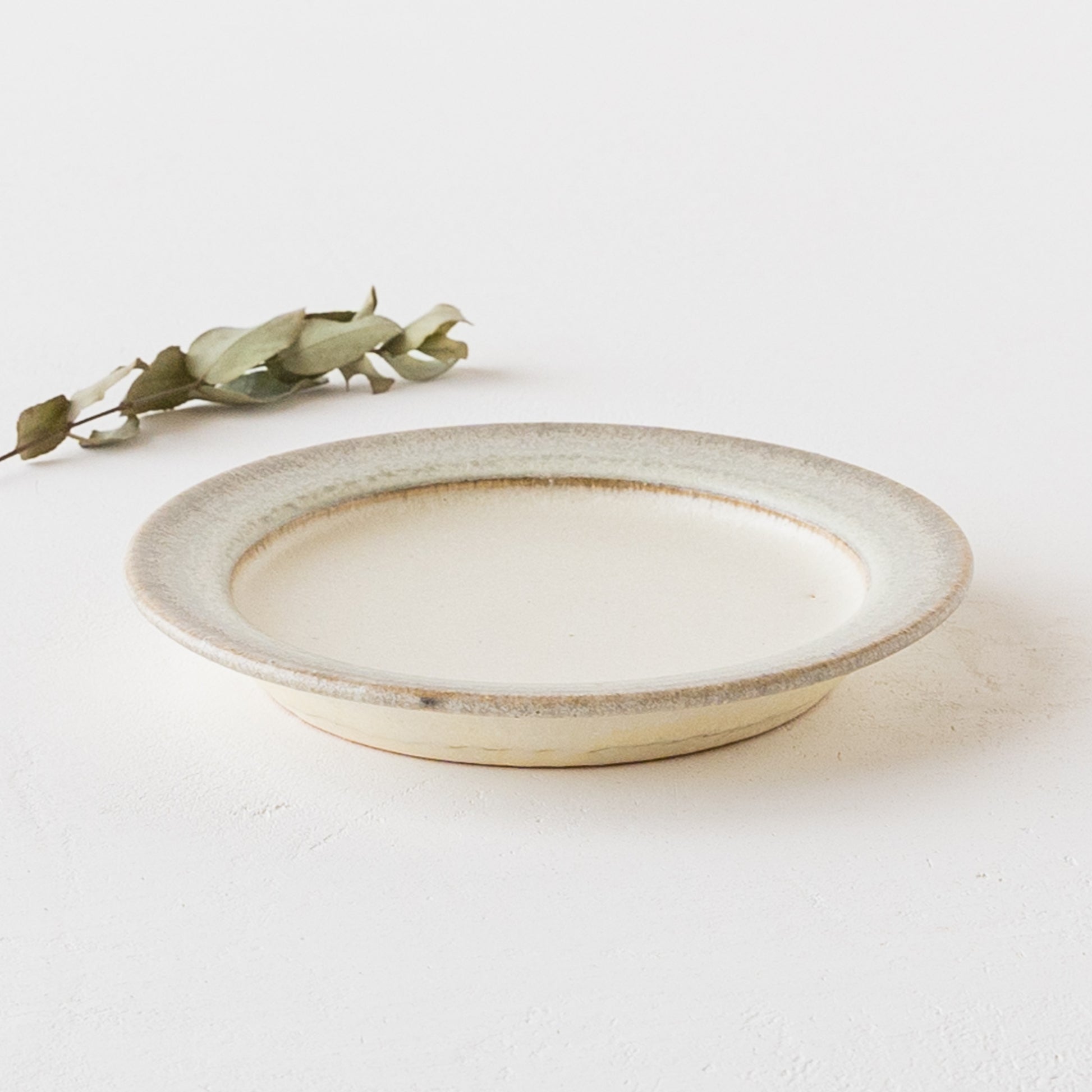 岡洋美さんの5寸皿グレー