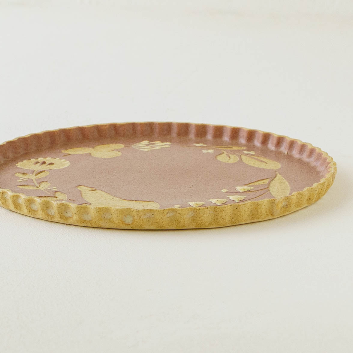 なみなみプレート 195mm　シロクマ　コーラルピンク｜苔色工房