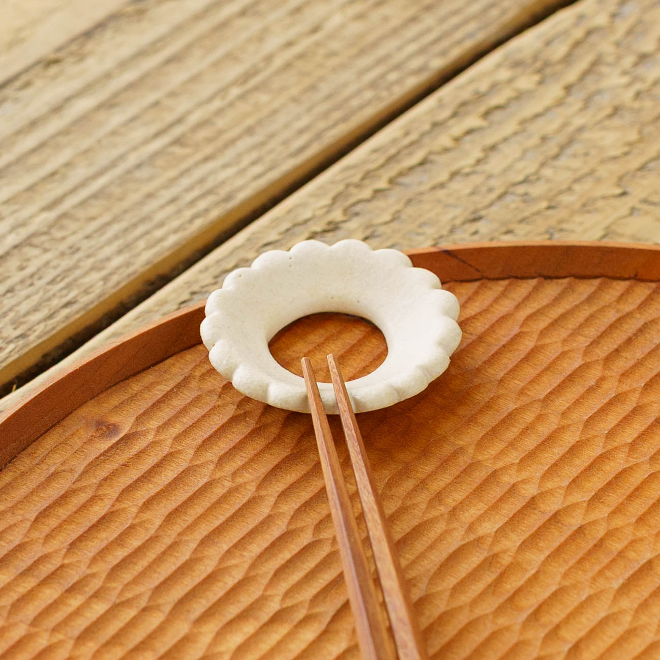 Flower chopstick rest with wreath | Michi Tsujimoto 