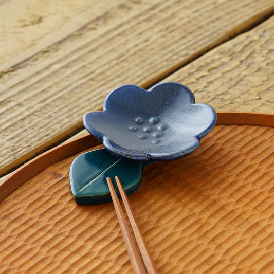 Small flower plate blue | Michi Tsujimoto