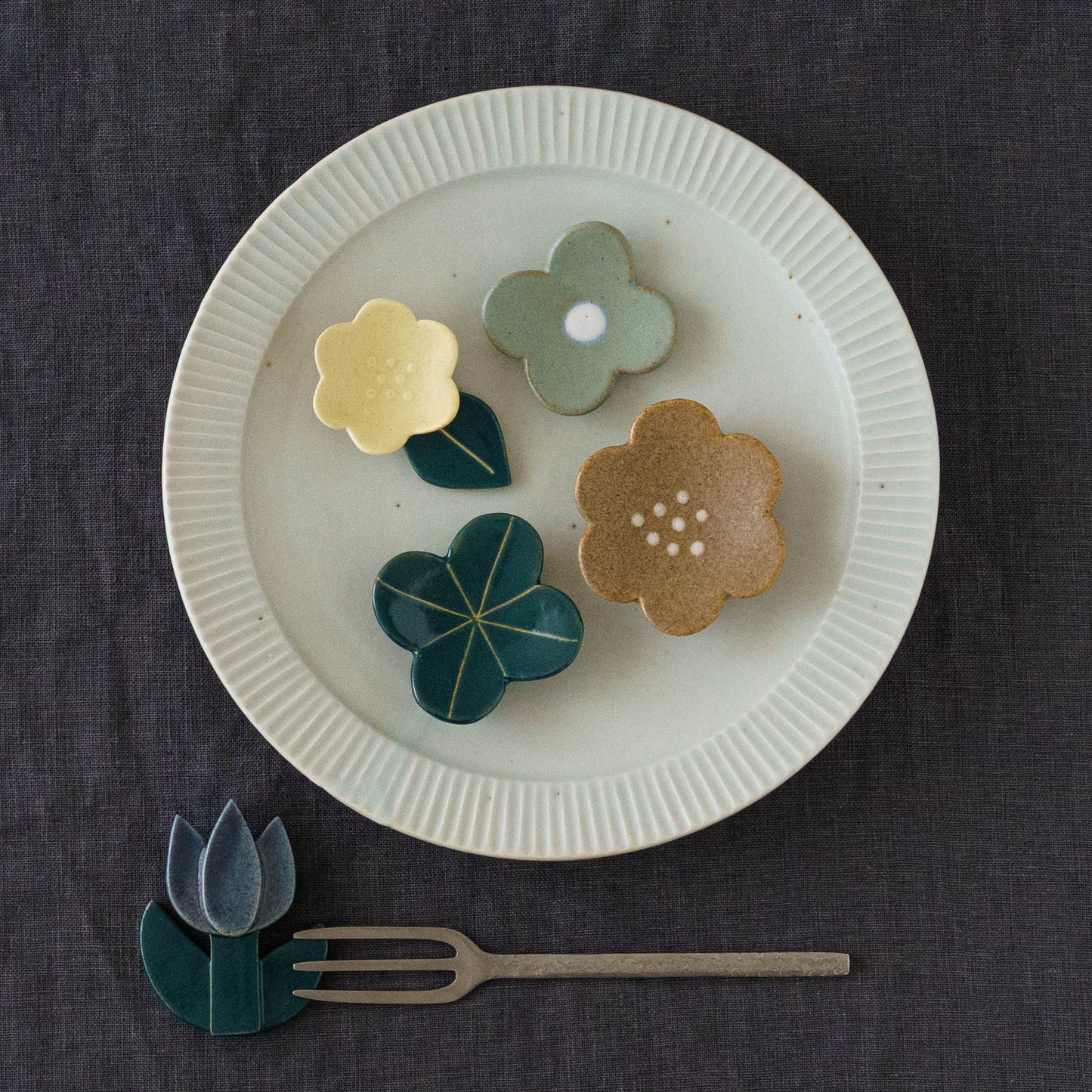 Flower chopstick rest tulip blue | Michi Tsujimoto 