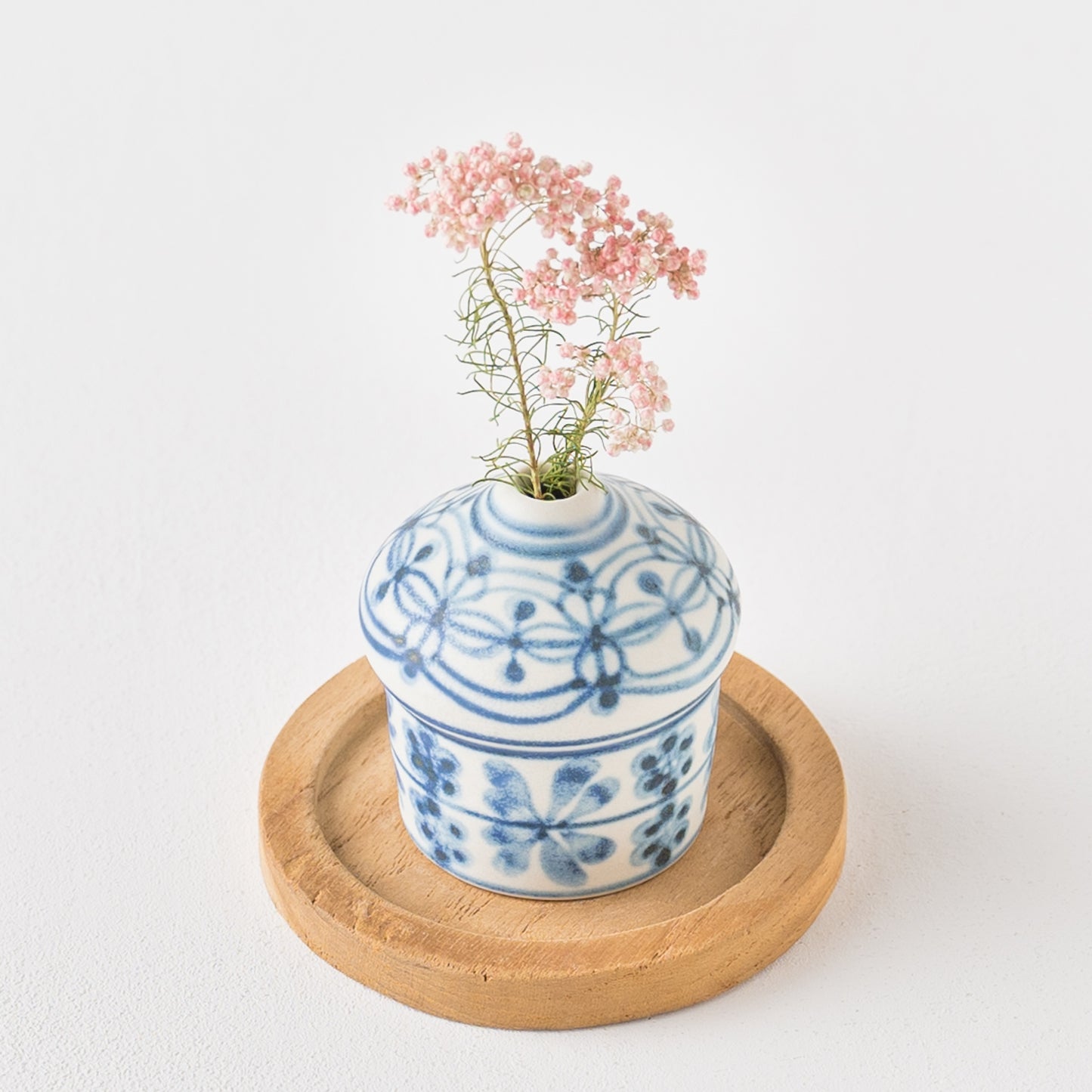 おうち時間を豊かにしてくれる田中志保さんの花模様の花器