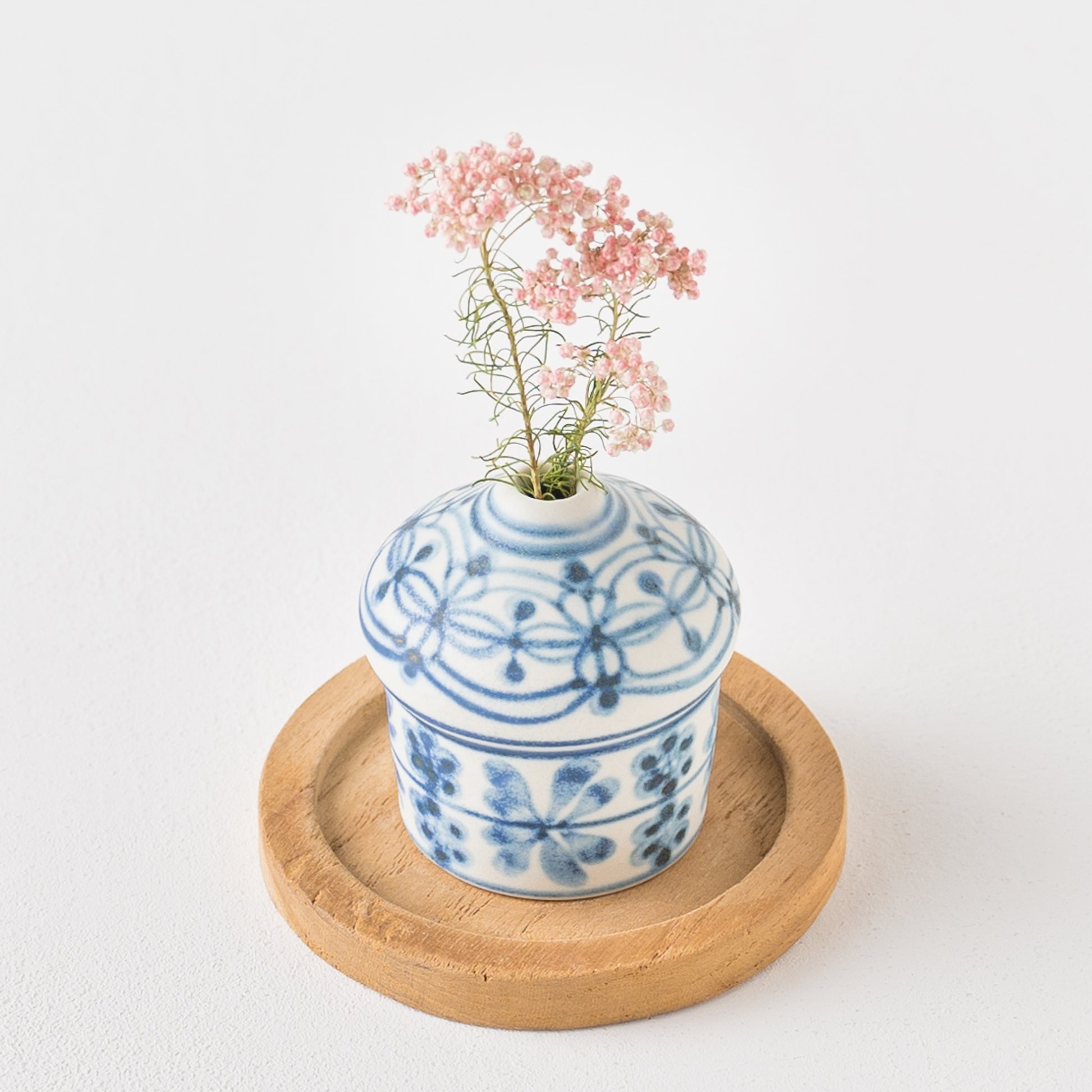 おうち時間を豊かにしてくれる田中志保さんの花模様の花器