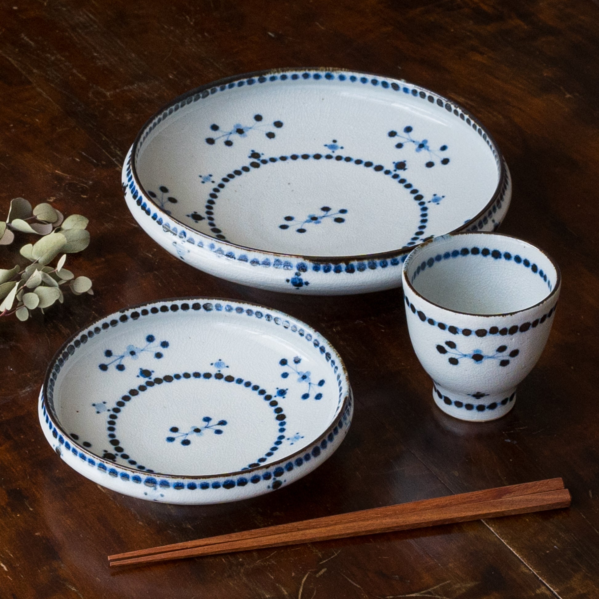 食卓がおしゃれに華やぐ砥部焼陶彩窯の小花文の器