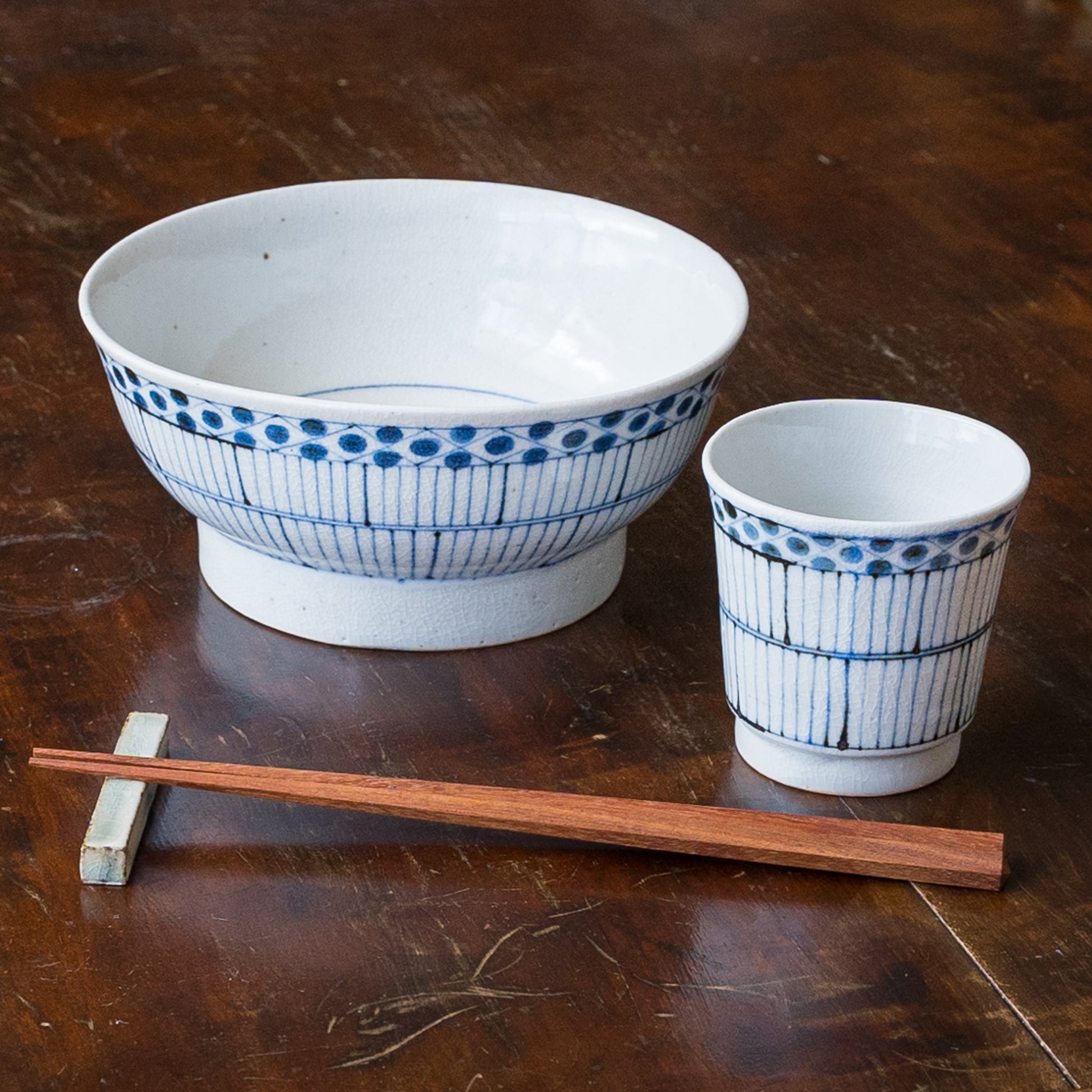 食卓を素敵に彩ってくれる陶彩窯の花垣文の器