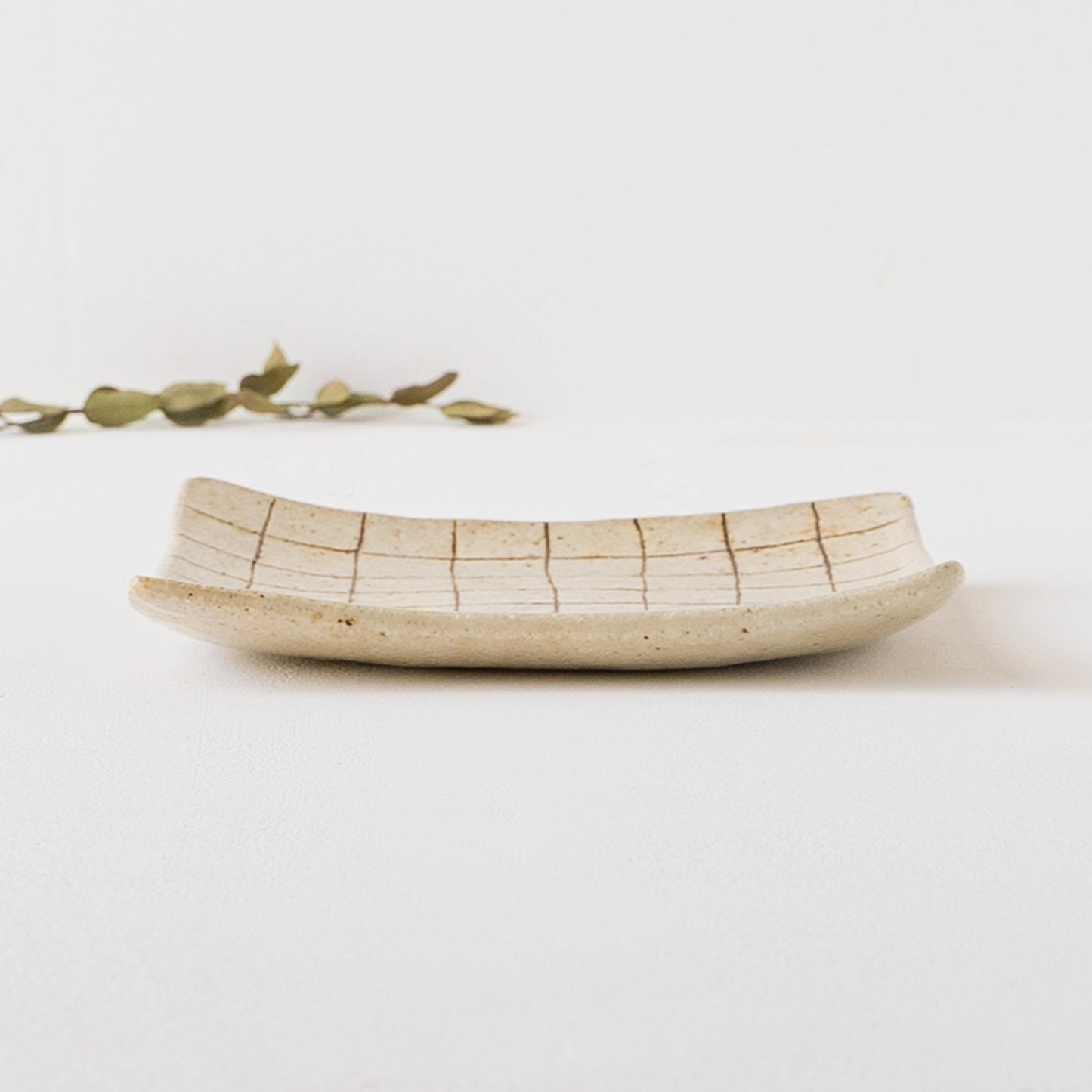 手びねりならではの歪みのある風合いが素敵な金成潤子さんの角皿