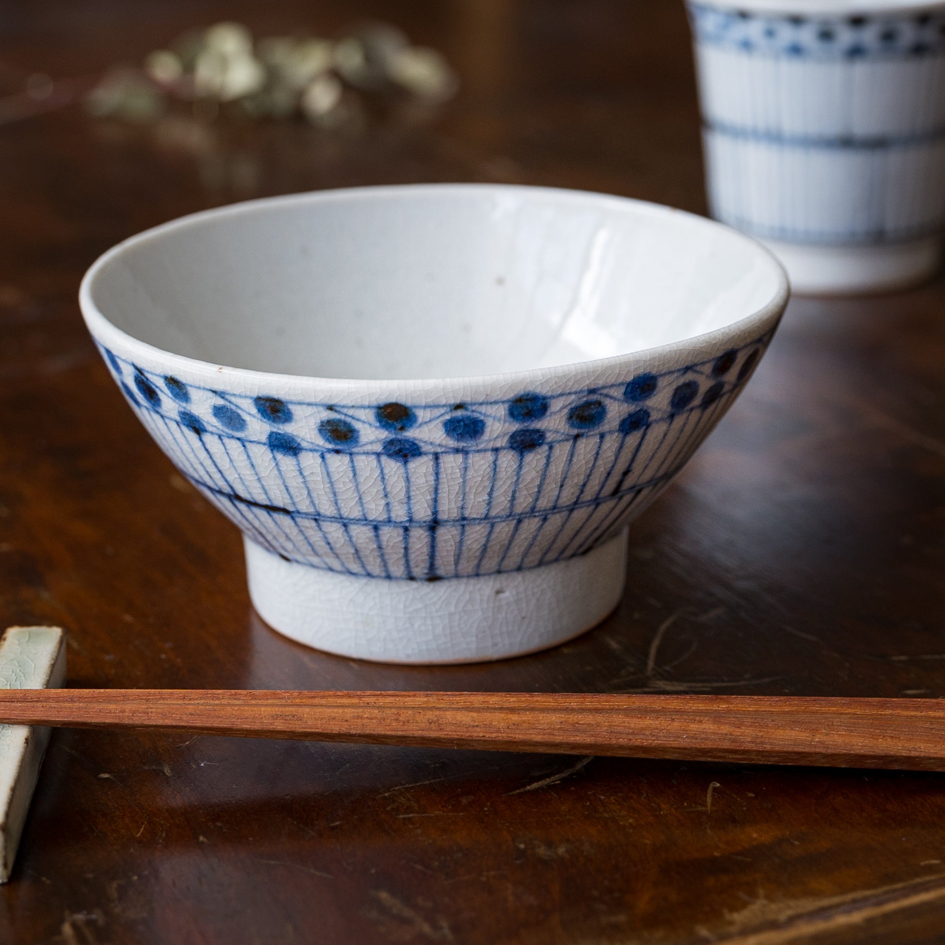 細かな貫入が美しい陶彩窯の花垣文めし碗