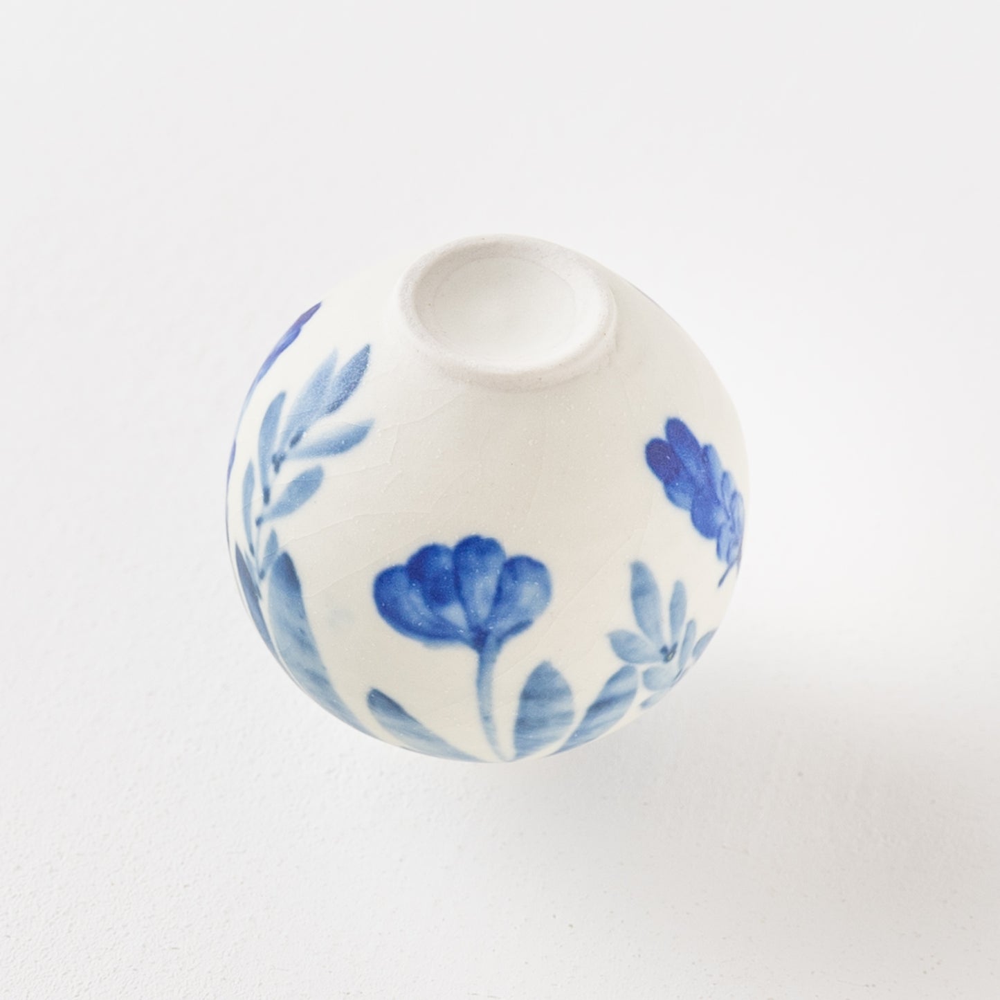 地中海の景色が目に浮かぶ田中志保さんの花柄の花器
