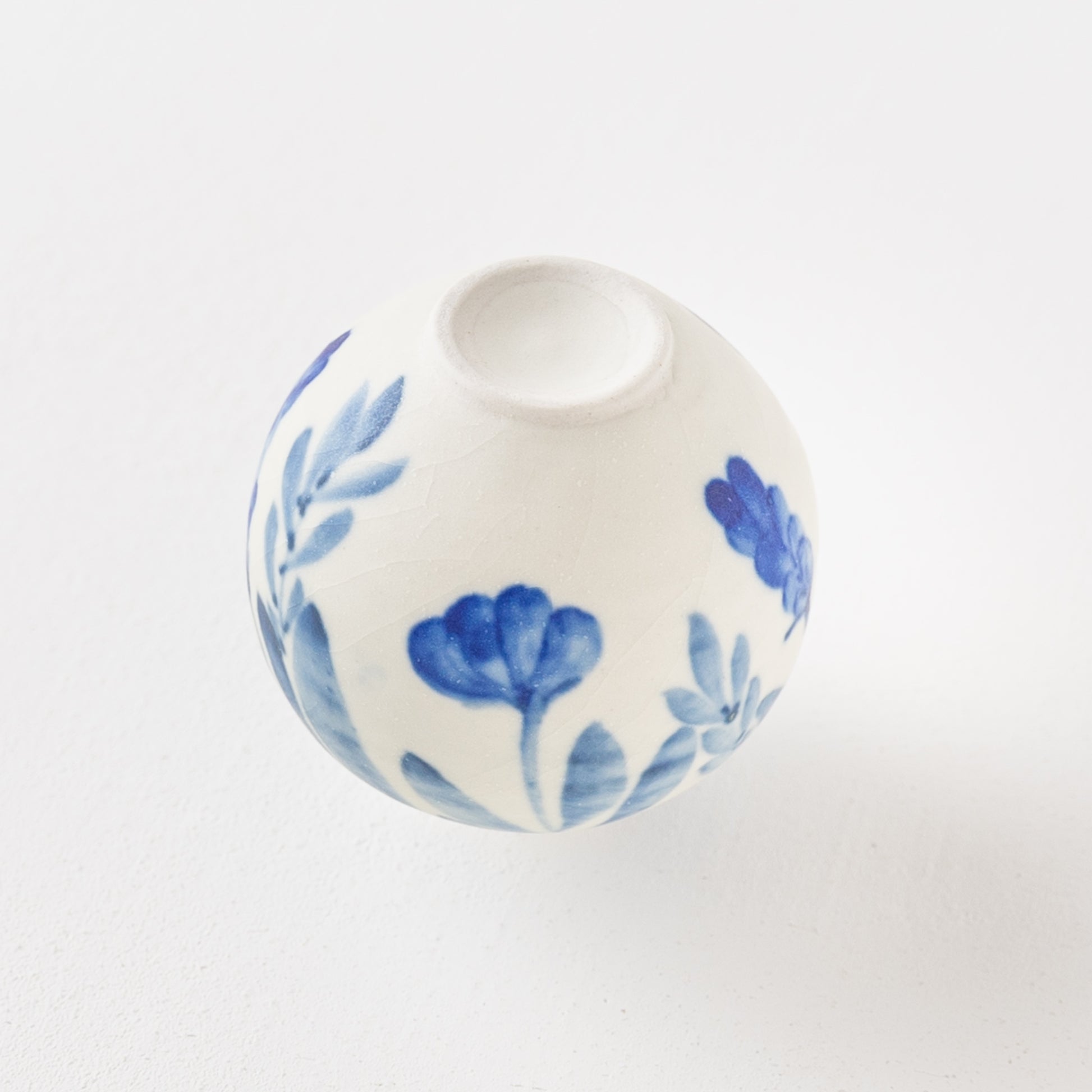 地中海の景色が目に浮かぶ田中志保さんの花柄の花器