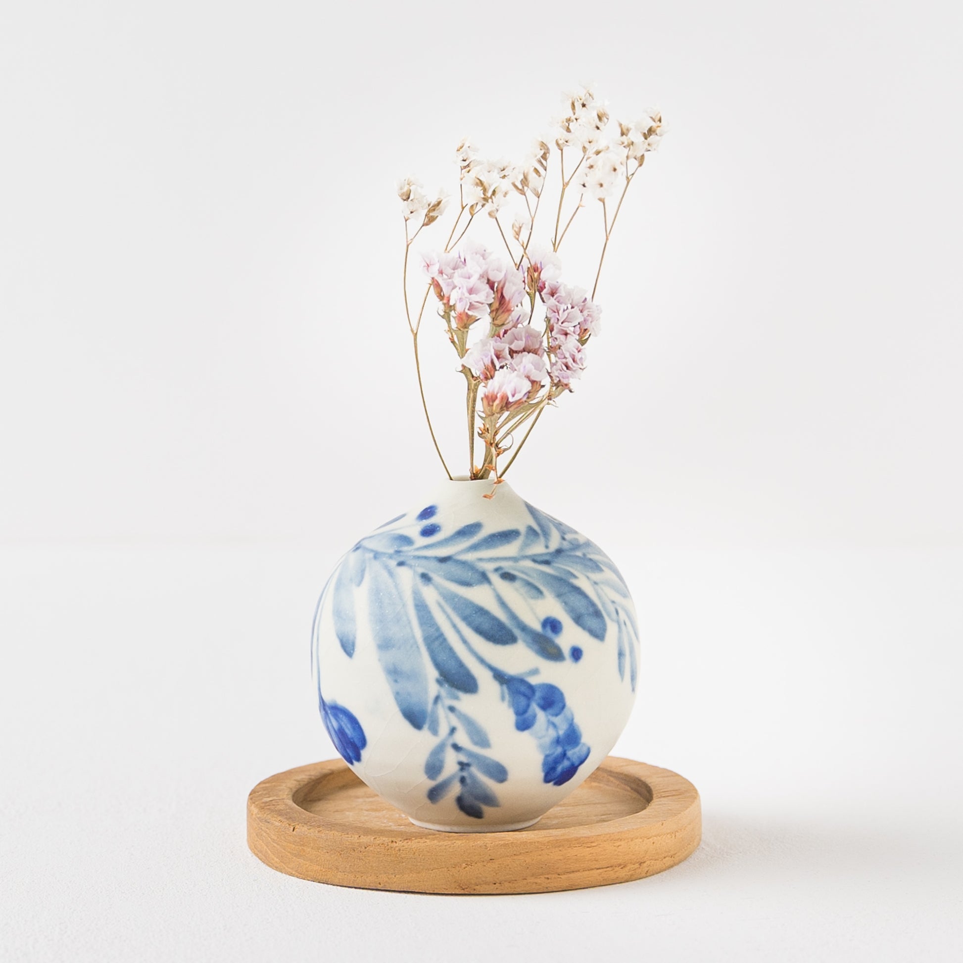 おうち時間を豊かにしてくれる田中志保さんの花模様の花器